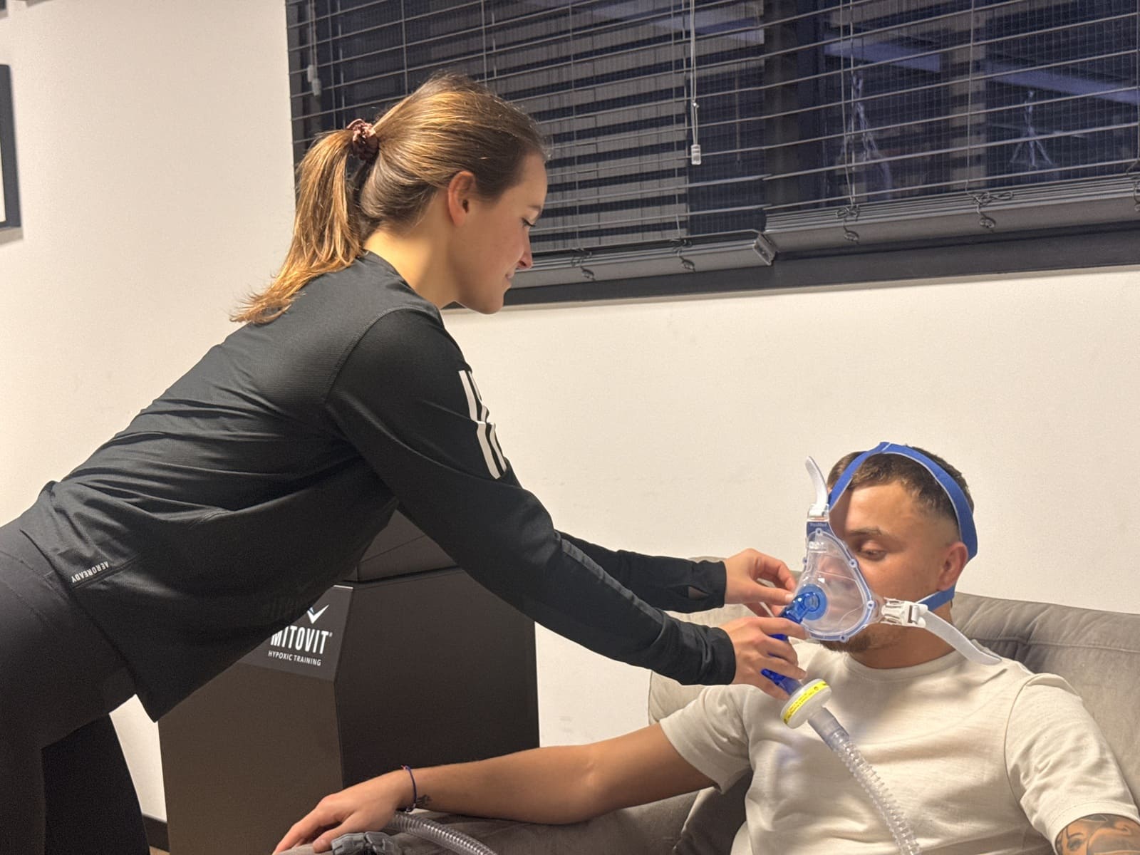 MITOVIT® hypoxie therapie sessie in Amsterdam — zuurstofmasker wordt aangebracht